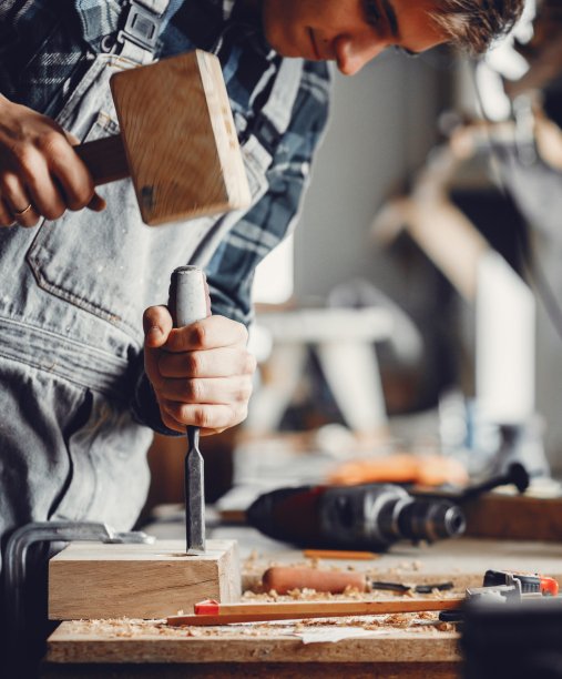 The carpenter works with a tree